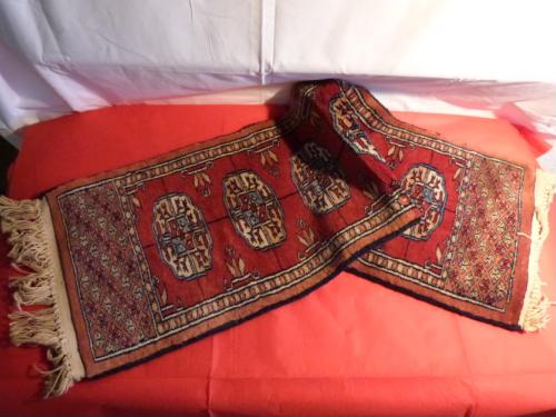Kleiner pakistanischer handgeknüpfter Teppich / 99 cm x 31 cm / 100% Wolle bei Hood.de