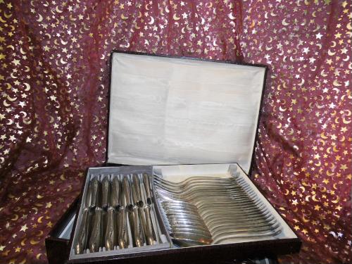 Antikes Besteckset im Koffer, 84teilig / barockes Design / Jäger & Co. Solingen im Ebay-Shop gebrauchtwaren-kw2011 aufrufen