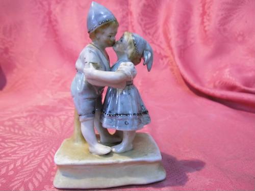 Antike Porzellanfigur Küssendes Kinderpärchen um 1920 / Nippes / Art Deco im Ebay-Shop gebrauchtwaren-kw2011 aufrufen